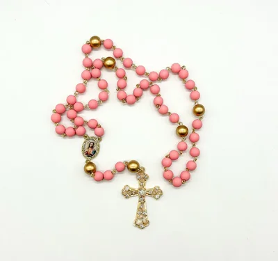 Terço de Corrente – rosa emborrachado/brilho dourado/dourado